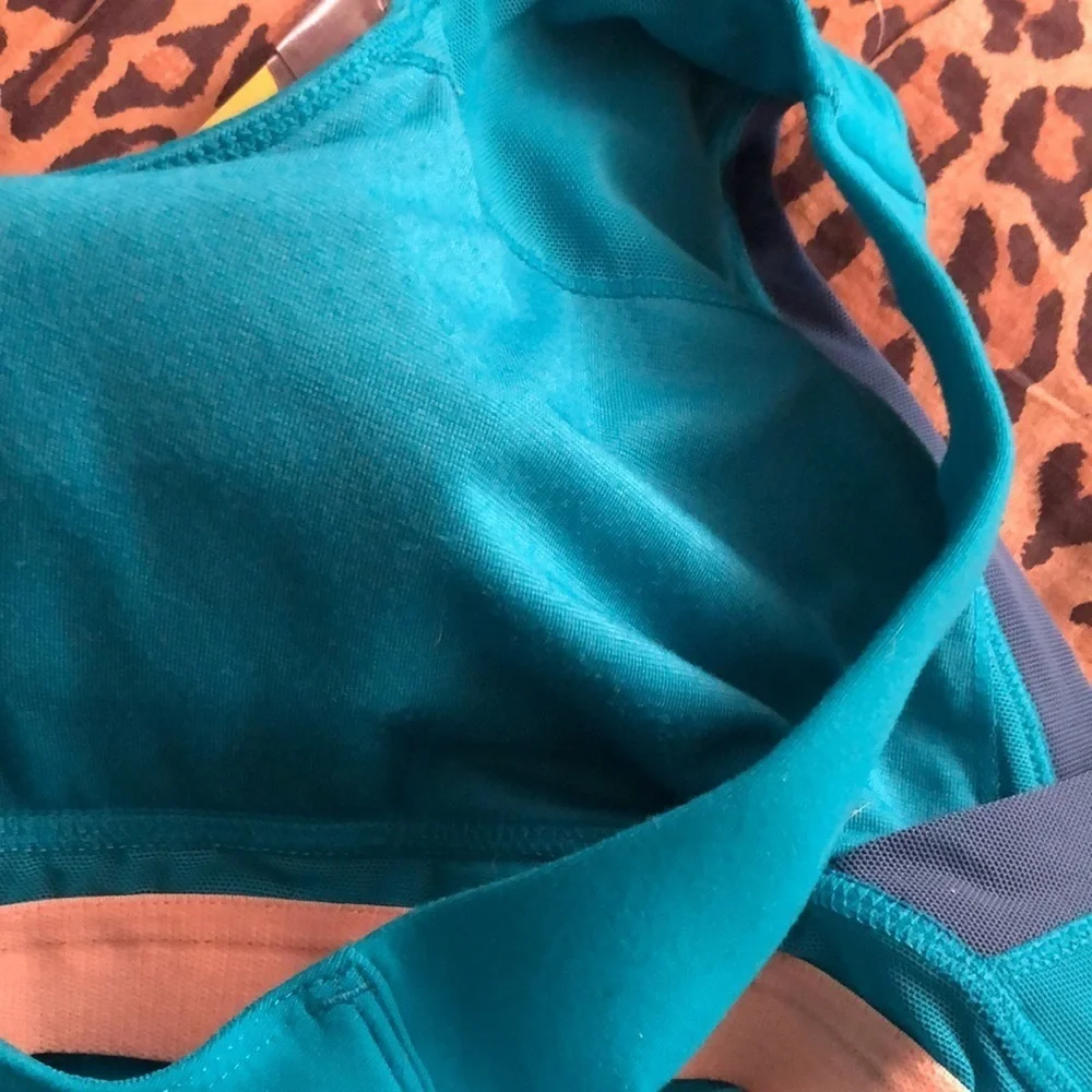 Lululemon Athletica large V-neck tank top turquoise built in bra mesh detail